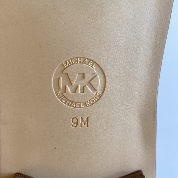 Michael Kors Logo Plate Thong Leather Sandal - Picture 11 of 13